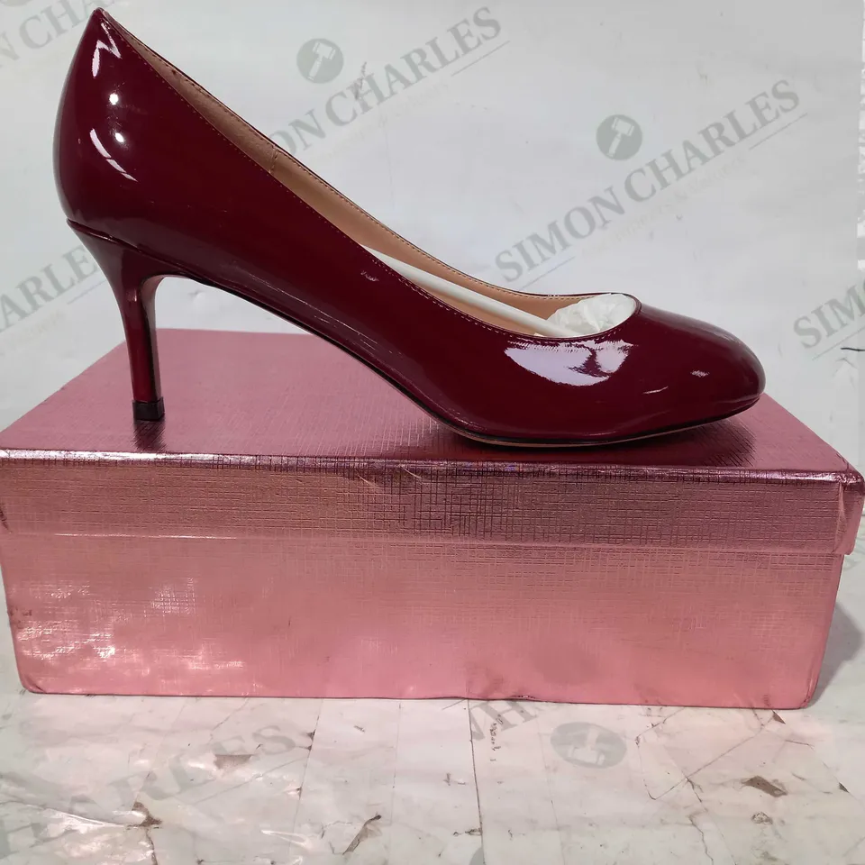 PAIR OF DESIGNER CLOSED TOE HEELED SHOES IN RED EU SIZE 39