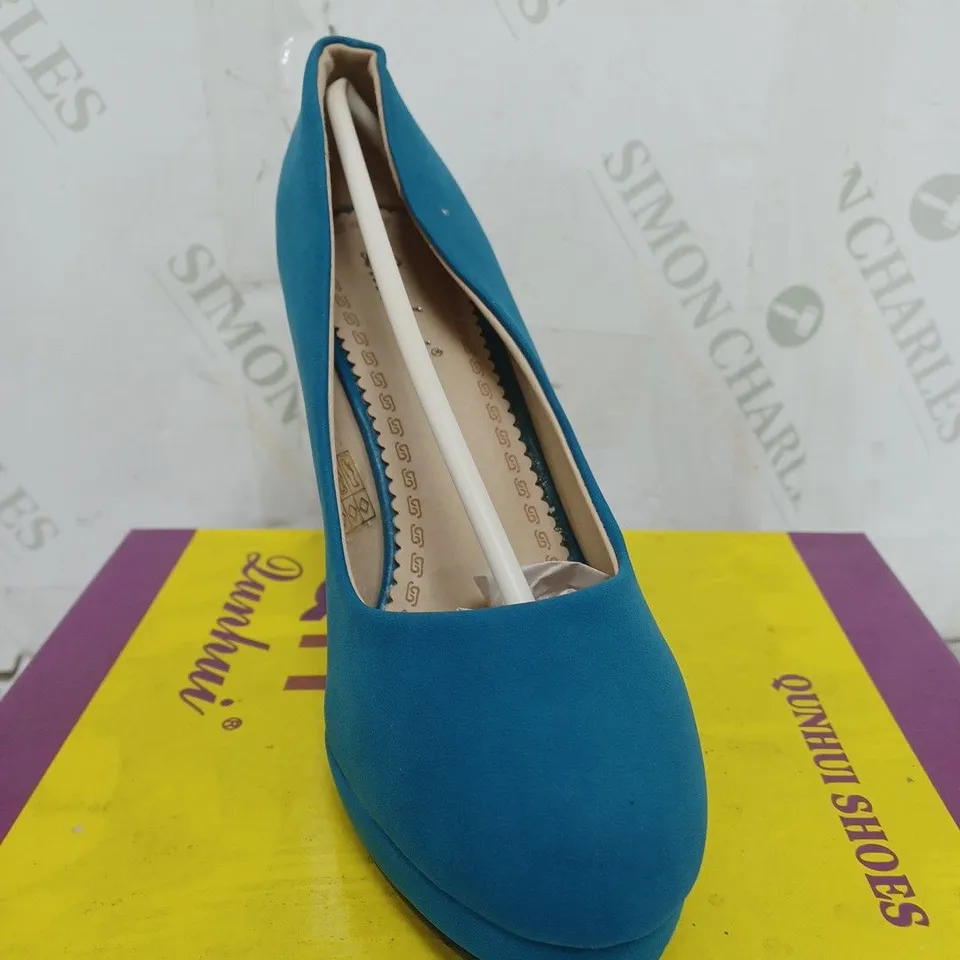 BOX OF APPROXIMATELY 10 PAIRS OF QUNHUI BLUE HIGH HEELED SHOES 