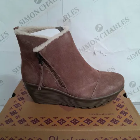 BOXED PAIR OF SKECHERS ANKLE BOOTS IN MUSHROOM, UK SIZE 5