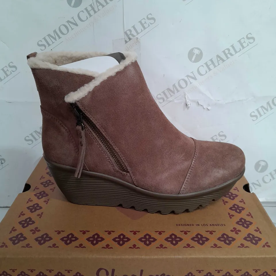 BOXED PAIR OF SKECHERS ANKLE BOOTS IN MUSHROOM, UK SIZE 5