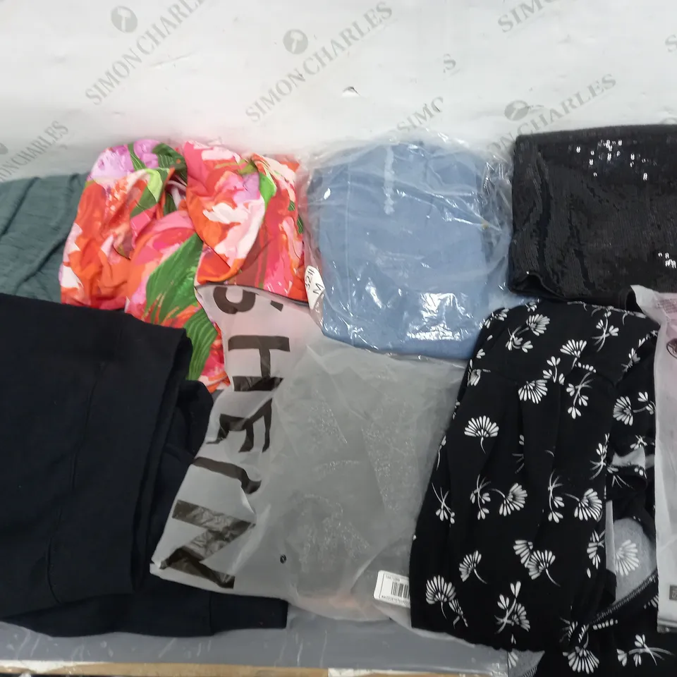 LARGE QAUNTIITY OF ASSORTED CLOTHING ITEMS TO INCLUDE DRESSES, JEANS, SHIRTS, ETC