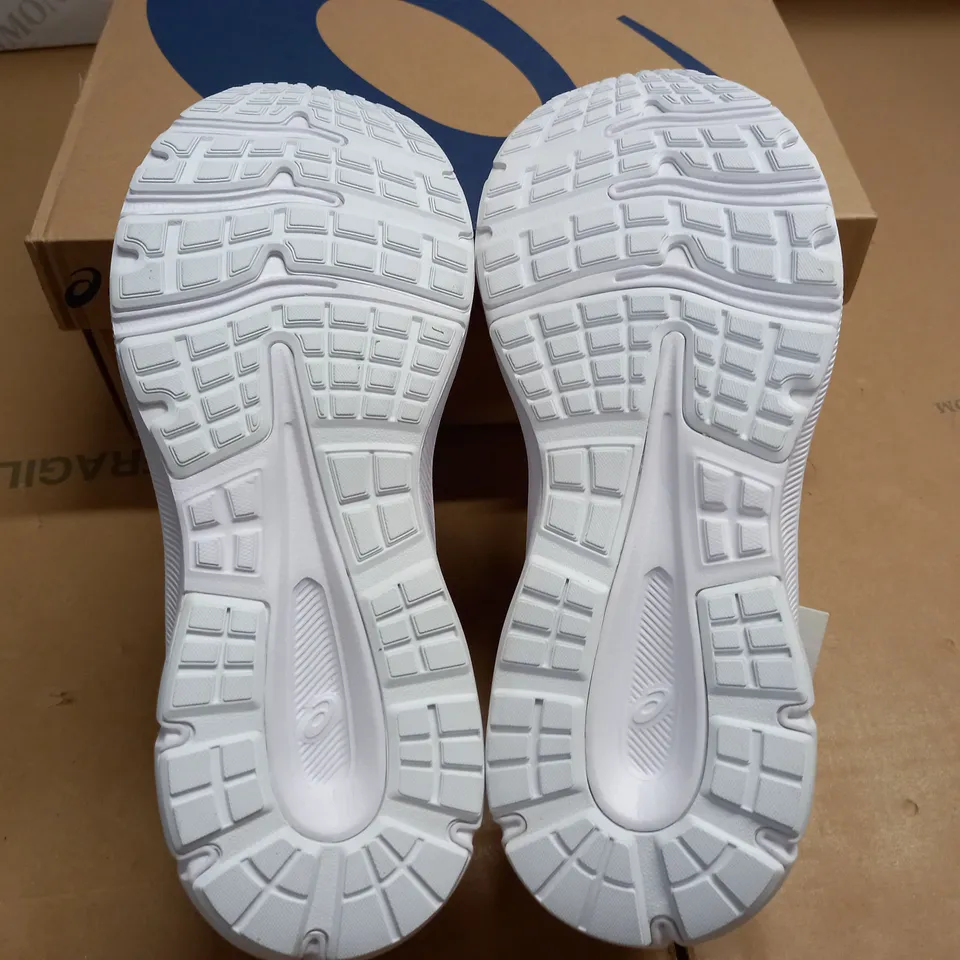 BOXED BRAND NEW JOLT 3 MENS TRAINERS IN WHITE - UK 6