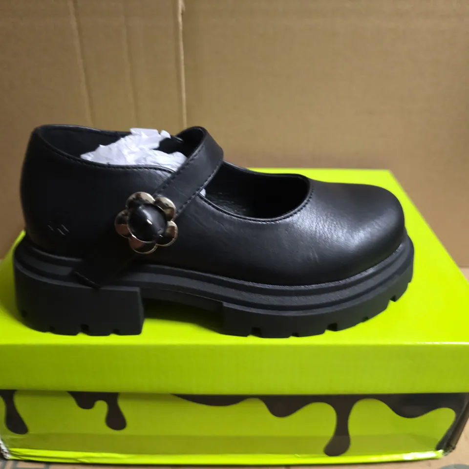 BOXED PAIR OF KOI FLUTTER JUMP KIDZ FLOWER MARY JANE SHOES – BLACK, UK 12K