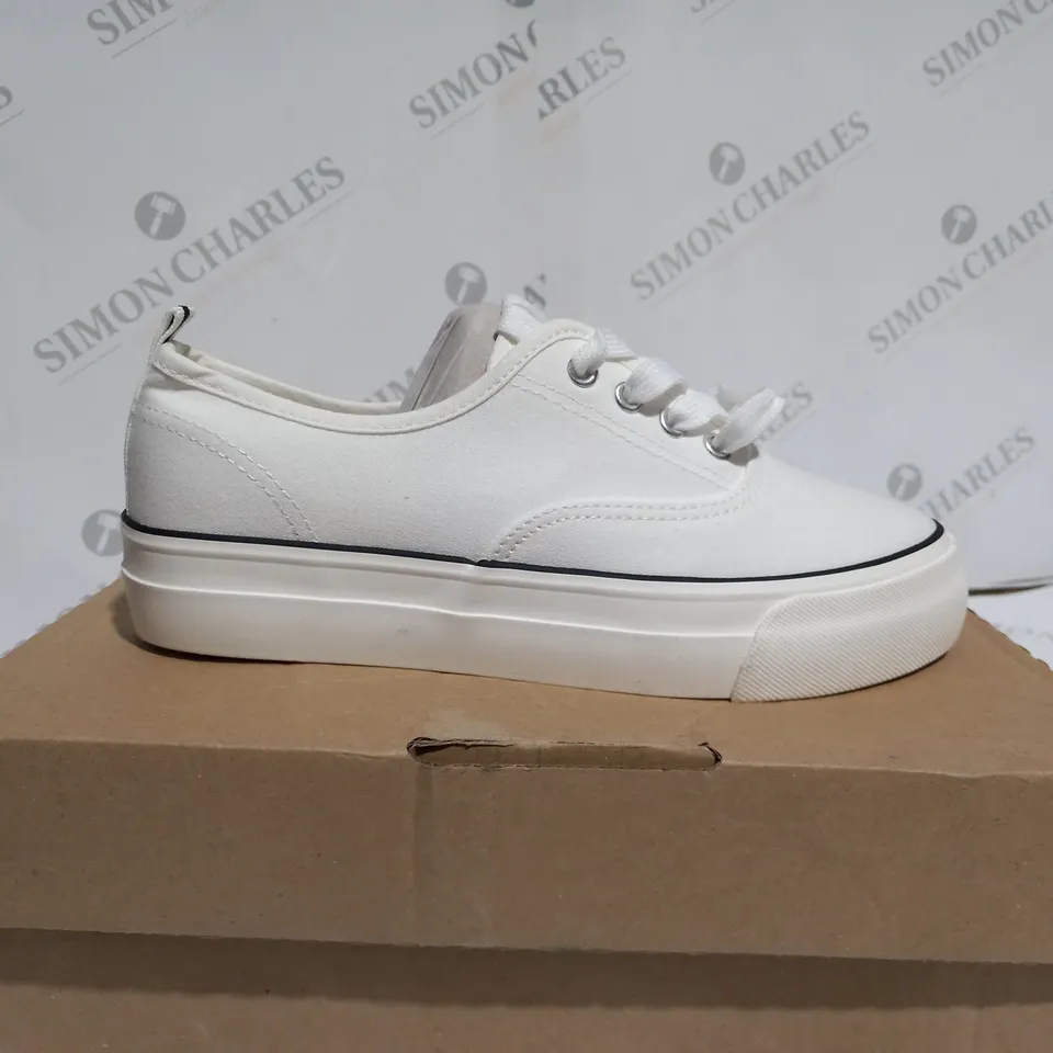 SIMPLY BE BUSSELTON LACE UP LEISURE PUMPS WIDE FIT SIZE - UK 6