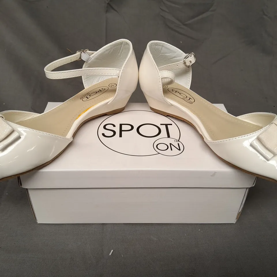 BOXED PAIR OF SPOT ON PEEP TOE PARTY SHOES IN WHITE W. GLITTER EFFECT EU SIZE 34