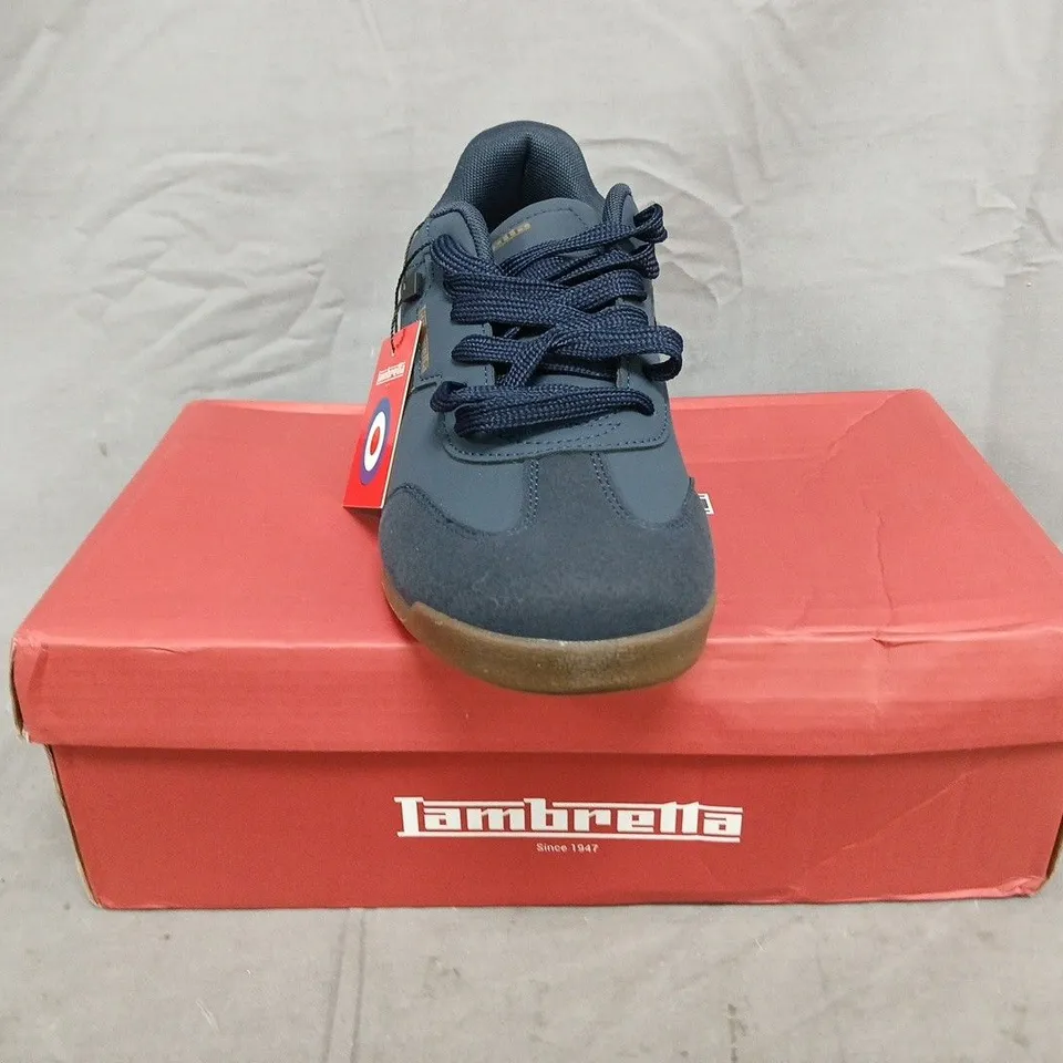 BOXED PAIR OF JAMBRELLA TACKLE SHOES IN NAVY SIZE UK 8