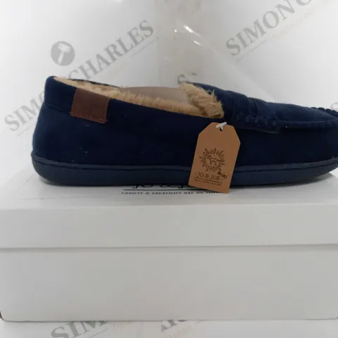 BOXED JO & JOE MINI NEW HAMPSHIRE NAVY SLIPPERS - SIZE 6