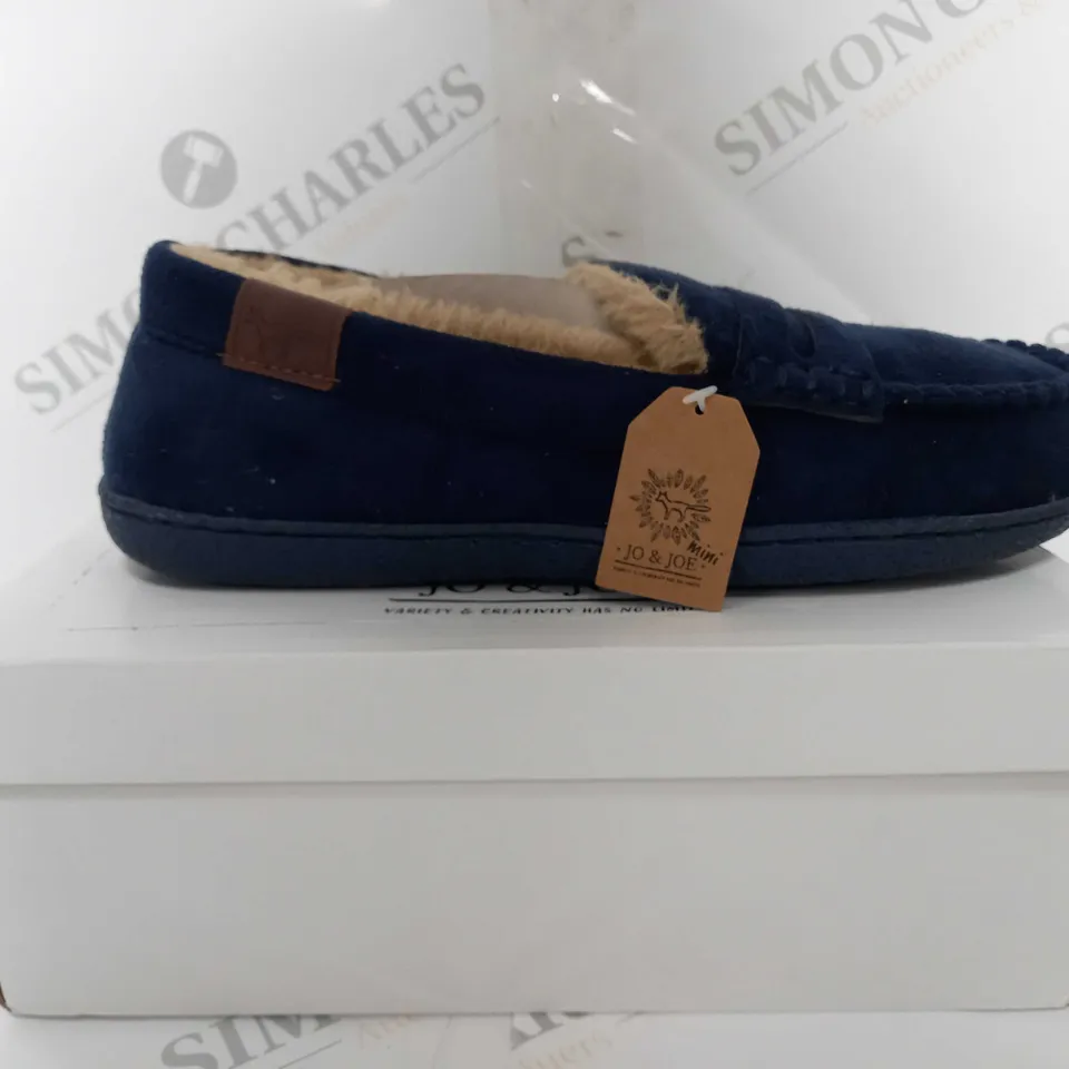 BOXED JO & JOE MINI NEW HAMPSHIRE NAVY SLIPPERS - SIZE 6