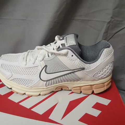 NIKE ZOOM VOMERO 5 WOMEN'S TRAINERS – WHITE/GREY (UK 4.5 / US 6.5)