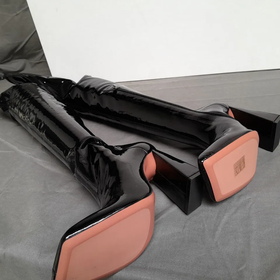 BOXED PAIR OF AMINA MAUDDI LATEX BLACK BLOCK HEEL BOOTS SIZE 37.5