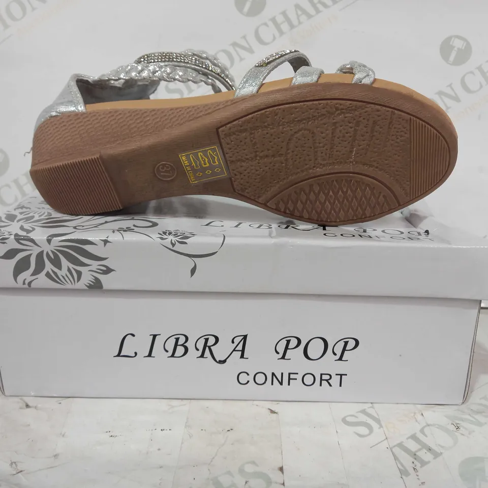 BOXED PAIR OF LIBRA POP LOW WEDGE OPEN TOE SANDALS IN SILVER COLOUR W. GLITTER EFFECT EU SIZE 37