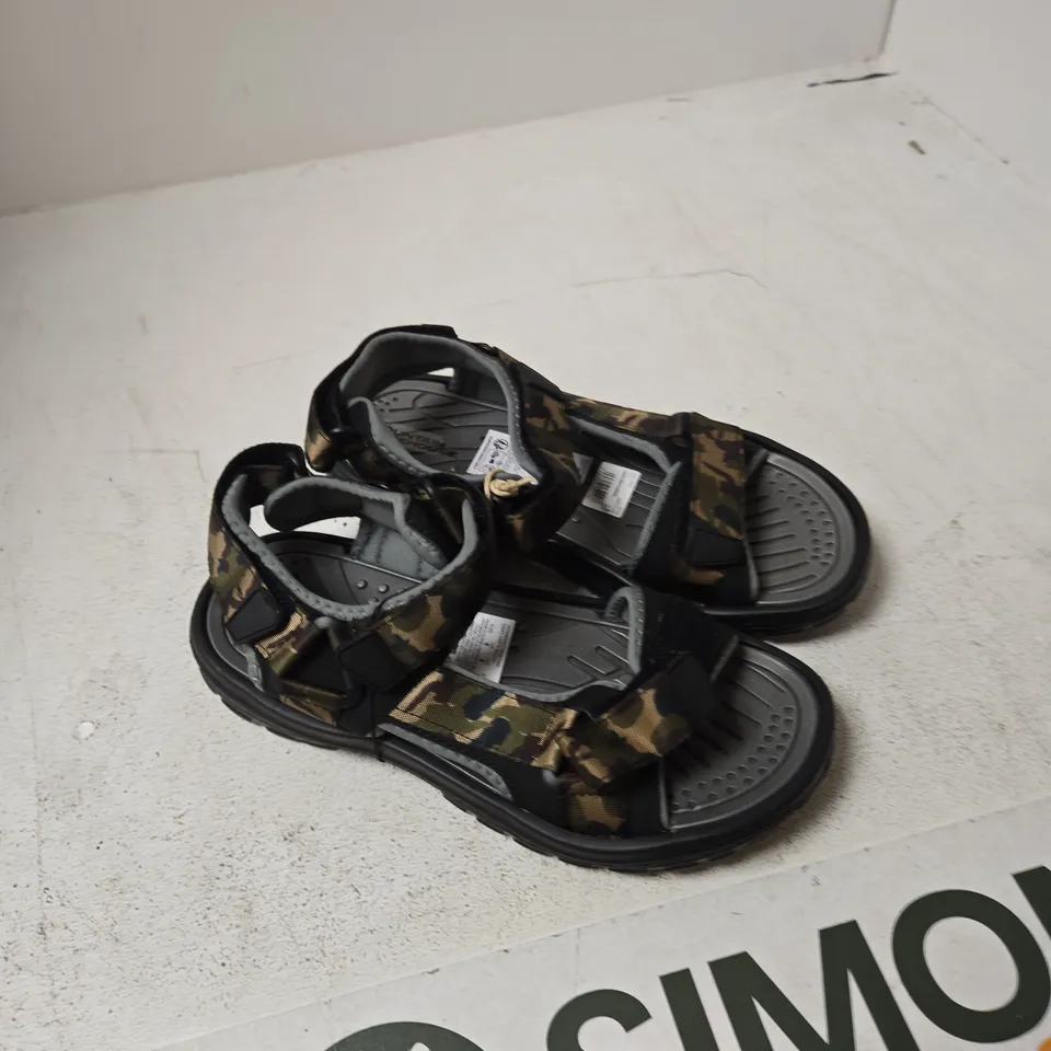 BOX OF APPROXIMATELY 15 ASSORTED SHOES TO INCLUDE: MOUNTAIN WAREHOUSE SLIDERS