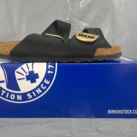 BOXED PAIR OF BIRKENSTOCK ARIZONA BIG BUCKLE SANDALS IN BLACK SIZE UK 7