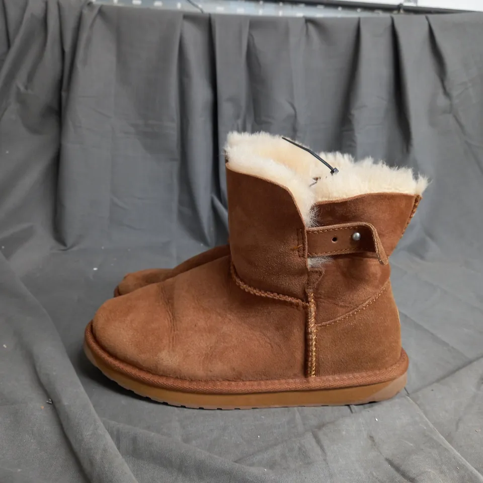 BOXED PAIR OF EMU AUSTRALIA SUMMERLANDS BOOTS BROWN SIZE 4