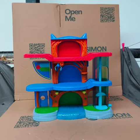 CAGE OF APPROXIMATELY 15 ASSORTED ITEMS TO INCLUDE CHILDRENS PLAYSET ETC