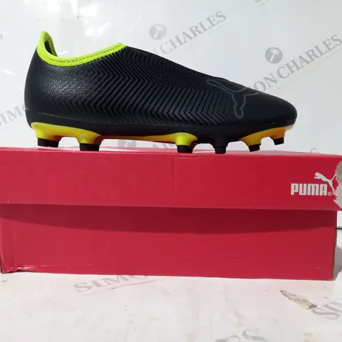 BOXED PAIR OF PUMA FINESSE KIDS FOOTBALL BOOTS IN BLACK/YELLOW UK SIZE 2