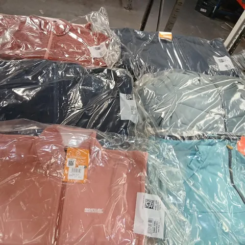 APPROXIMATELY 26 ITEMS OF ASSORTED REGATTA/DARE2B CLOTHING AND ACCESSORIES