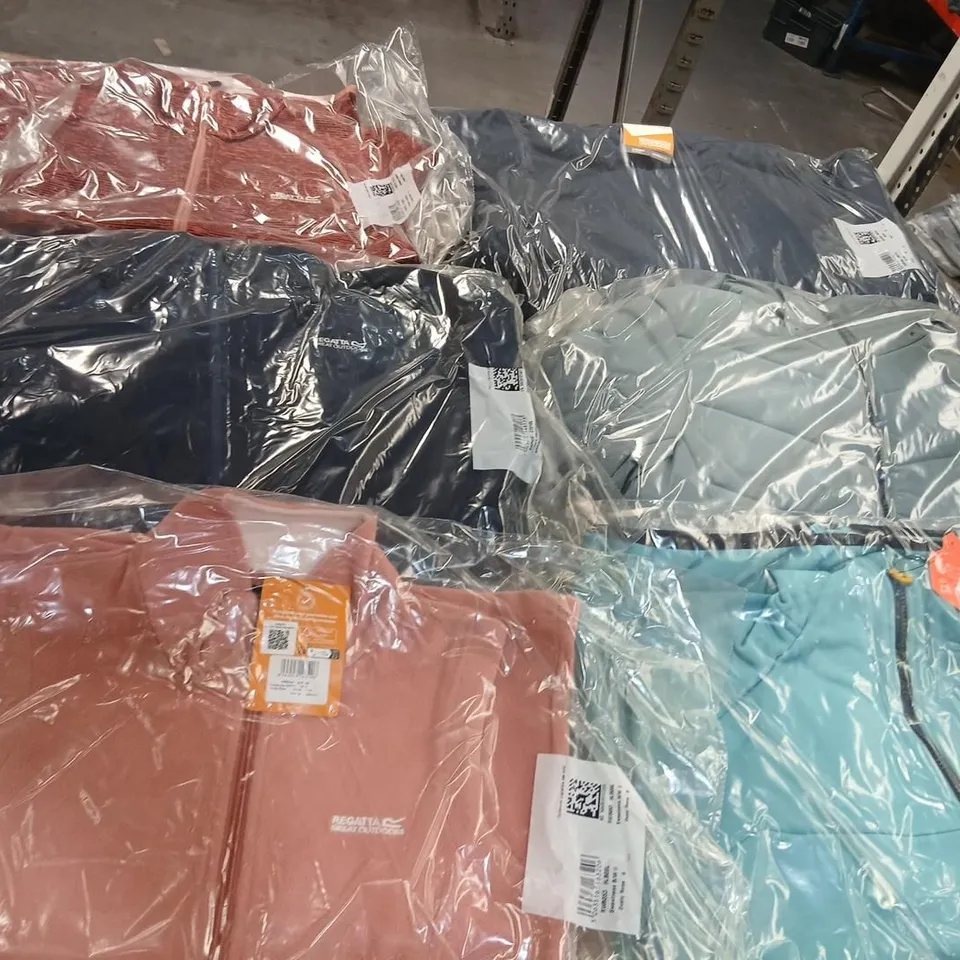 APPROXIMATELY 26 ITEMS OF ASSORTED REGATTA/DARE2B CLOTHING AND ACCESSORIES
