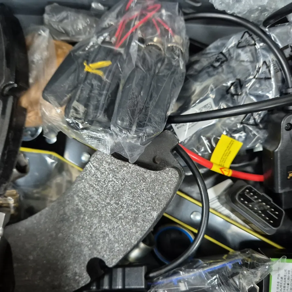APPROXIMATELY 8 ASSORTED VEHICLE PARTS AND ACCESSORIES TO INCLUDE ADAPT-IT 3 12 VOLT 10 AMP, BRAKE PADS, RACEBOLT, ETC - COLLECTION ONLY