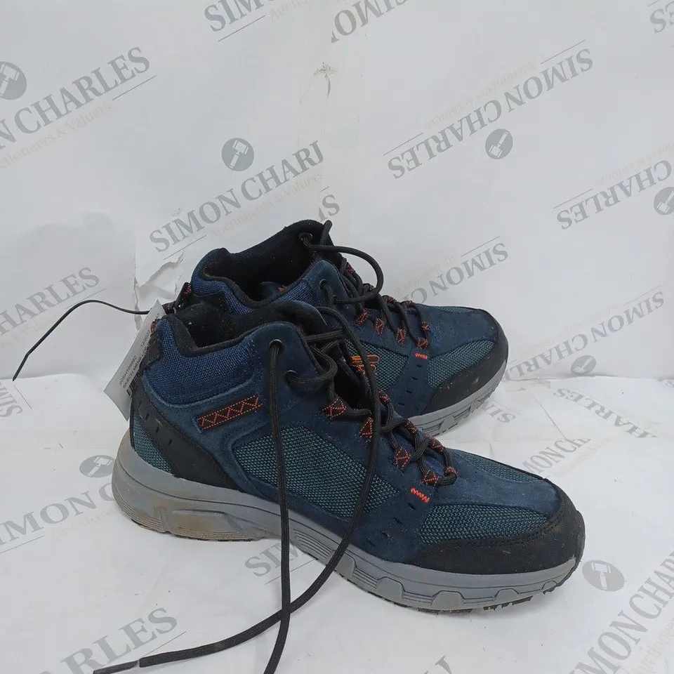 BOXED PAIR OF SKECHERS BOOTS IN NAVY SIZE 8