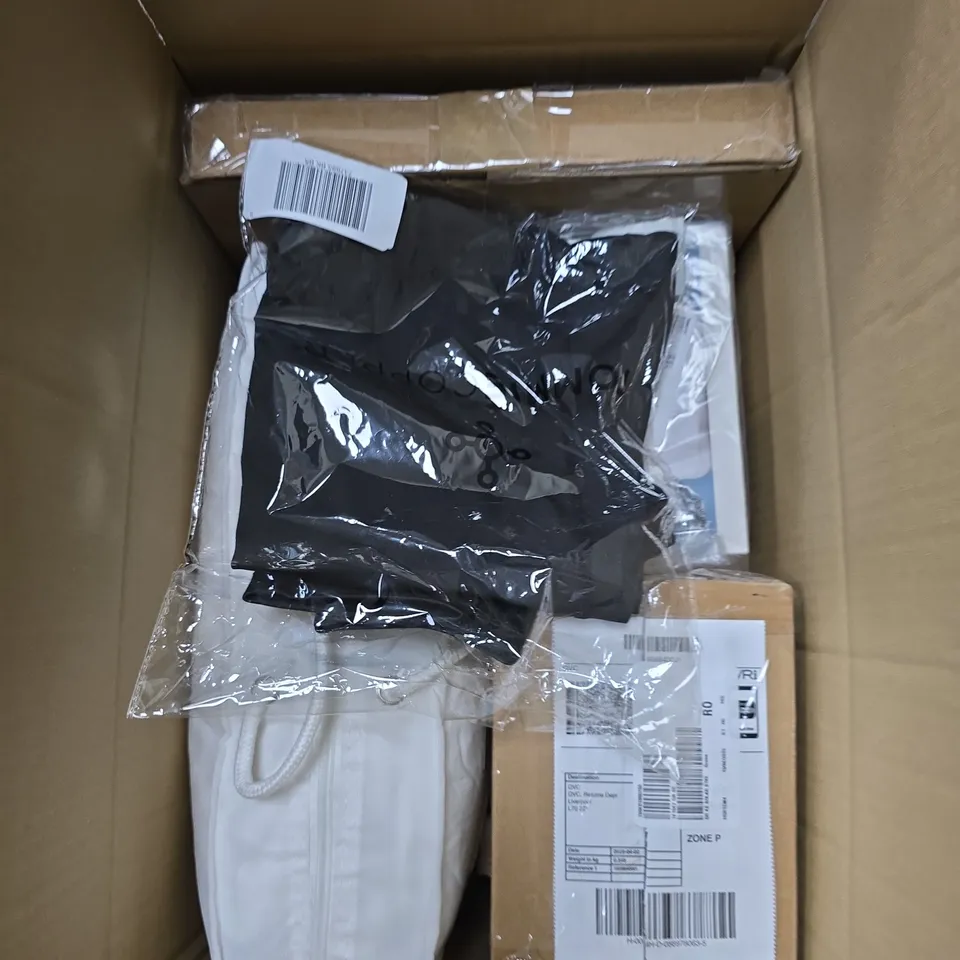 BOX OF APPROXIMATELY 10 ASSORTED ITEMS TO INCLUDE PILLOWS AND SHEETS