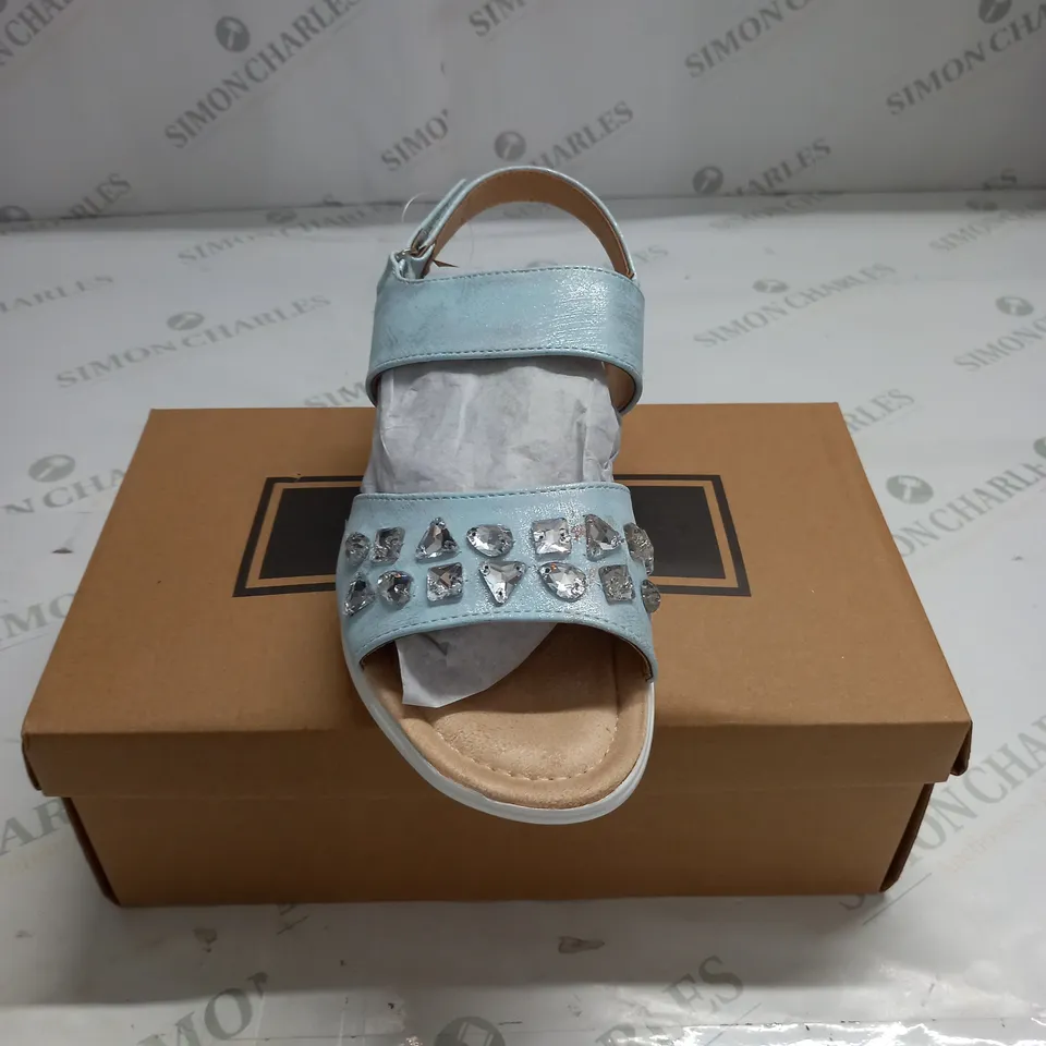 BOXED PAIR OF CUSHION WALK JEWELLED SANDALS IN SILVER - SIZE 7