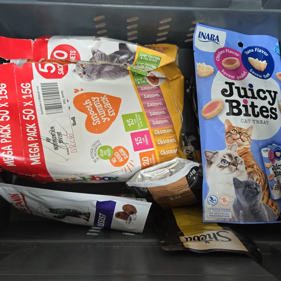 APPROXIMATELY 6 ASSORTED CAT FOOD & ACCESSORIES TO INCLUDE JUICY BITES CAT TREATS, ROYAL CANIN PILL ASSIST, SHEBA POUCHES, ETC - COLLECTION ONLY