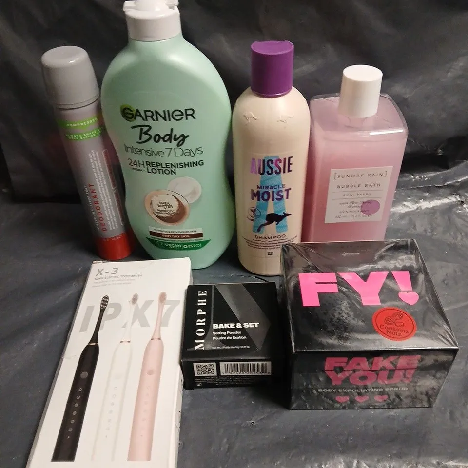 APPROXIMATELY 15 ASSORTED HEALTH & BEAUTY PRODUCTS TO INCLUDE FAKE YOU BODY SCRUB, AUSSIE SHAMPOO, SUNDAY RAIN BUBBLE BATH ETC 