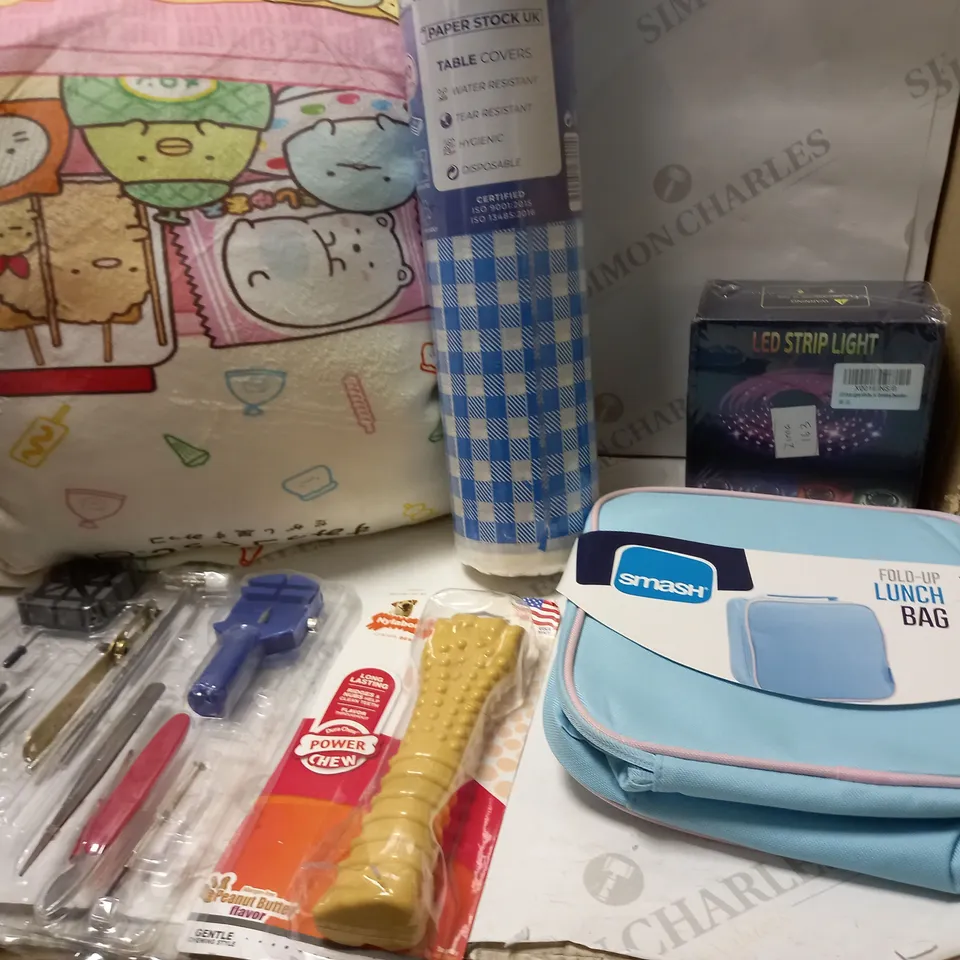 LOT OF ASSORTED HOUSEHOLD ITEMS TO INCLUDE LUNCH BOXES, LED LIGHTS AND TABLE COVERS