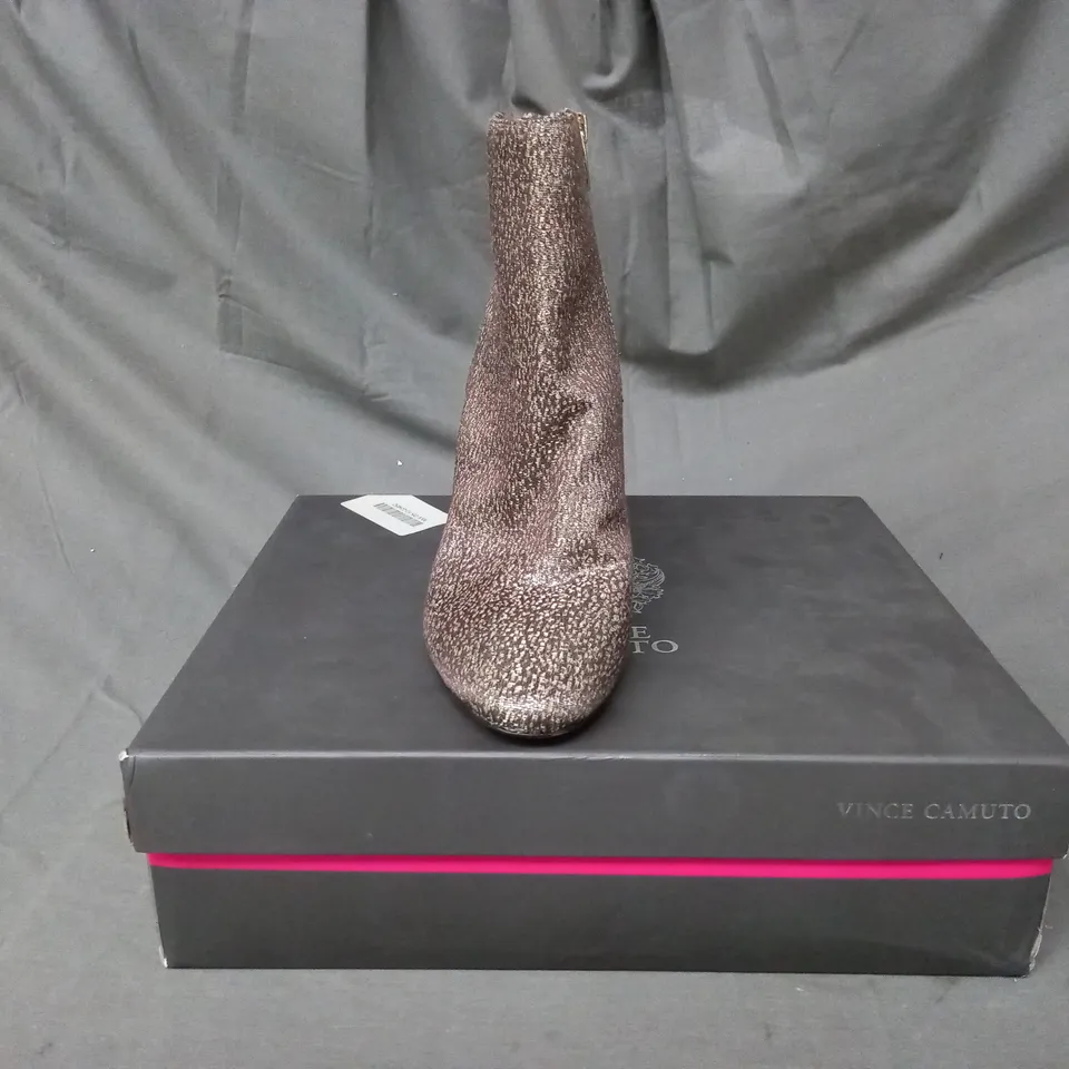 BOXED PAIR OF VINCE CAMUTO DESTILLY BLOCK HEEL ANKLE BOOTS IN BRONZE W. GLITTER EFFECT EU SIZE 39