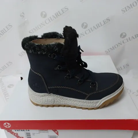 BOXED PAIR OF RIEKER WATER RESISTANT WARM HIKER BOOTS, NAVY - SIZE 4