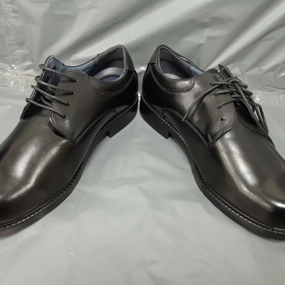 BOXED PAIR OF BRUNO MARC SHOES IN BLACK SIZE 8