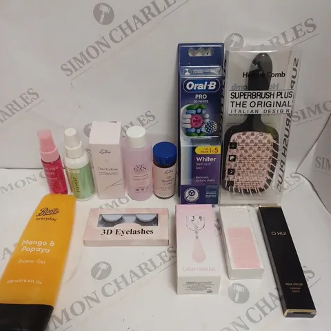 APPROXIMATELY 30 ASSORTED HEALTH & BEAUTY PRODUCTS TO INCLUDE VE GAN ESSENCE TONER, 3D EYELASHES, HOLLOW COMB HAIRBRUSH ETC