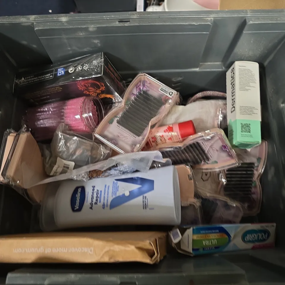 APPROXIMATEY 20 ASSORTED HEALTH AND BEAUTY PRODUCTS TO INCLUDE - HEAD AND SHOULDERS SHAMPOO - GARNIER MICELLAR WATER AND TEMPORARY TATTOO MARKERS