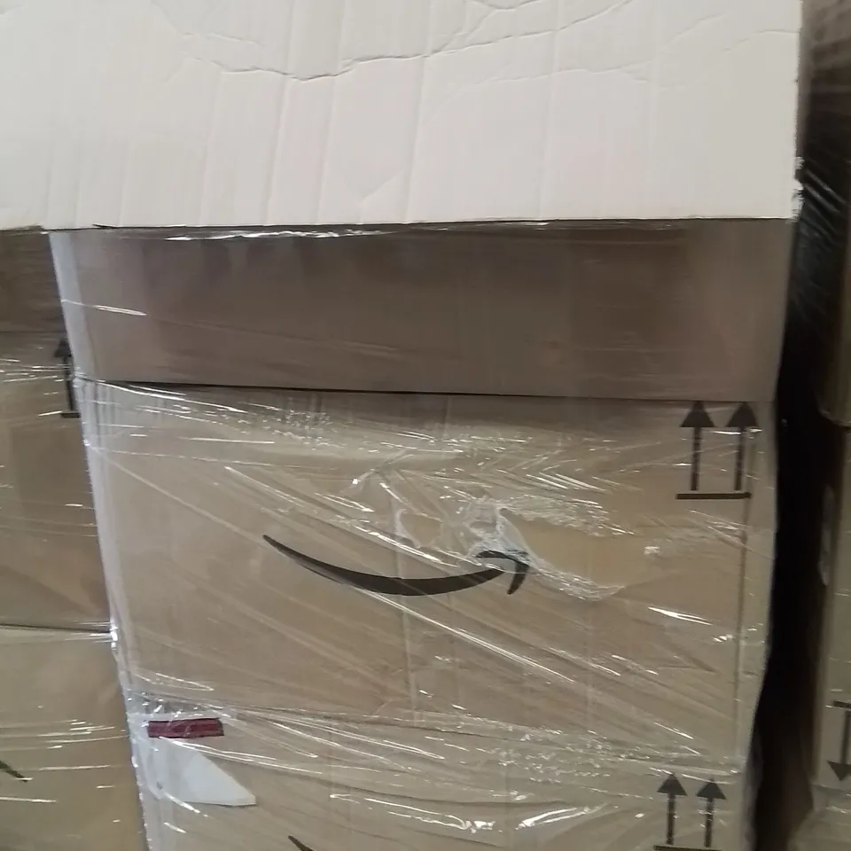 PALLET CONTAINING A LARGE QUANTITY OF PHONE CASES,SCREEN PROTECTORS