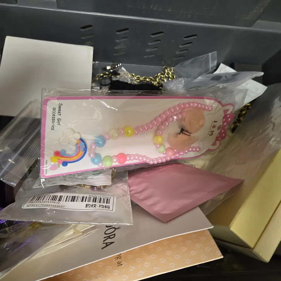 APPROXIMATELY 15 ASSORTED JEWELLERY ITEMS TO INCLUDE - NECKLACE , EARRINGS , BANGLE ETC