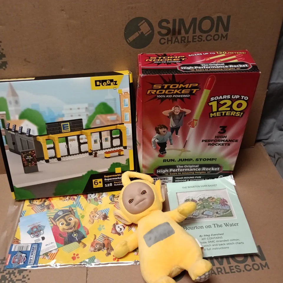 APPROXIMATELY 20 ASSORTED TOYS, GAMES, GIFTS AND NOVELTIES TO INCLUDE STOMP ROCKET, BLOCKZ SUPERMARKET SET, PAW PATROL GIFT WRAP, ETC - COLLECTION ONLY