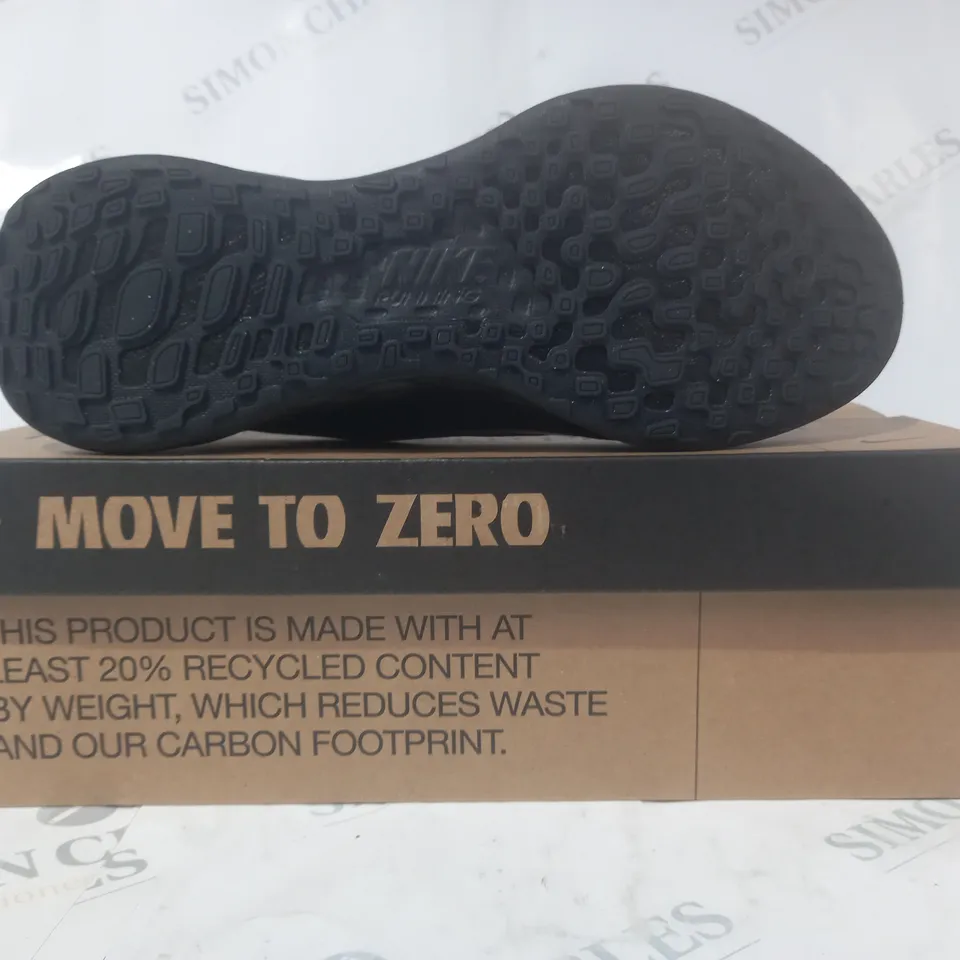 BOXED PAIR OF NIKE RUNNING SHOES IN BLACK UK SIZE 8