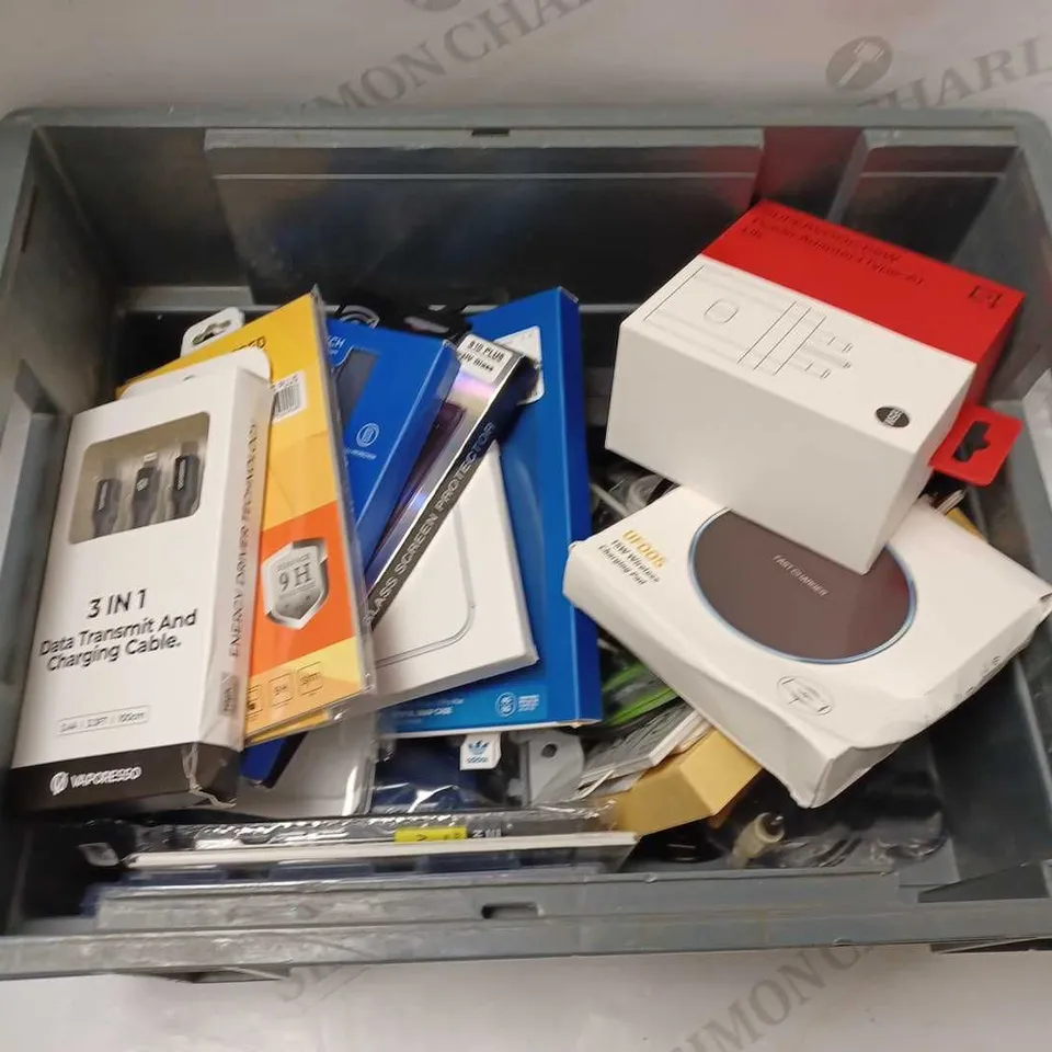 LOT OF APPROXMATELY 25 ASSORTED PHONE ACCESSORIES AND ELECTRICALS TO INCLUDE WIRELESS CHARGING PAD, TEMPERED GLASS SCREEN PROTECTOR, VAPORESSO 3 IN 1 CHARGING CABLE, ETC