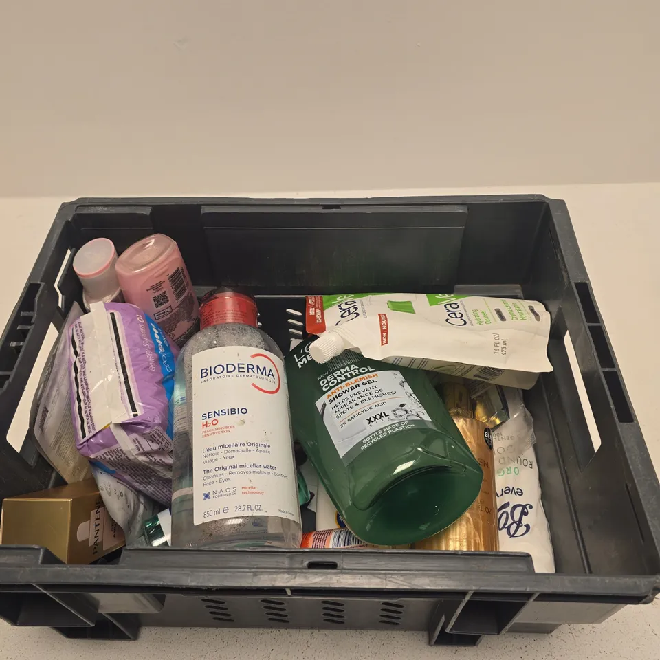 TOTE OF APPROXIMATELY 10 ASSORTED BEAUTY PRODUCTS INCLUDING CERAVE HYDRATING CLEANSER, GOLDEN VEIL BODY WASH AND L'OREAL SHOWER GEL