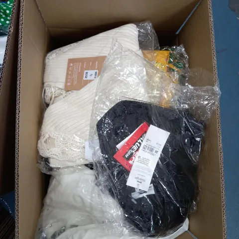 LOT OF ASSORTED CLOTHING ITEMS AND ACCESSORIES TO INCLUDE; T-SHIRTS, JUMPERS ETC