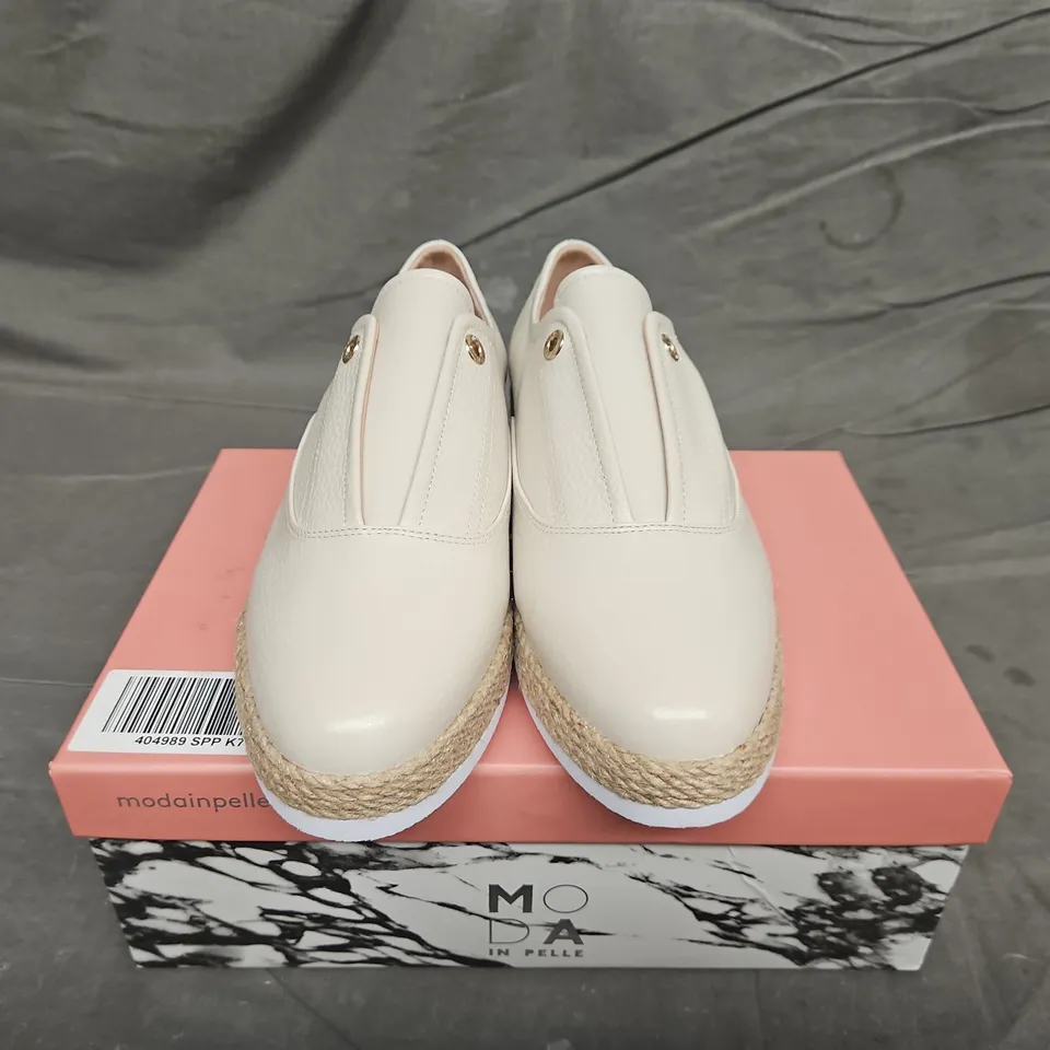 BOXED PAIR OF MODA IN PELLE FELICIE LEATHER SLIP ON LOFERS - SIZE 40