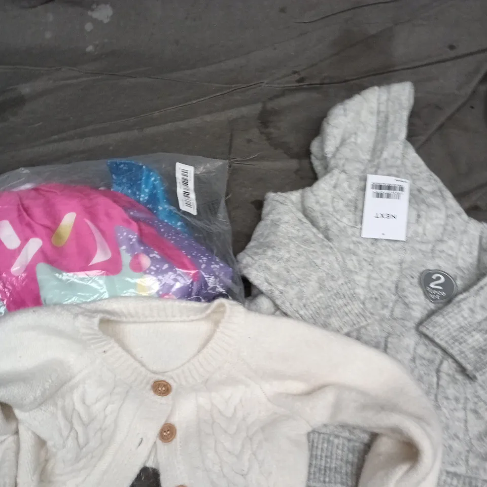 BOX OF APPROXIMATELY 25 ASSORTED KIDS CLOTHING ITEMS TO INCUDE JACKETS, TOPS, SKIRTS ETC