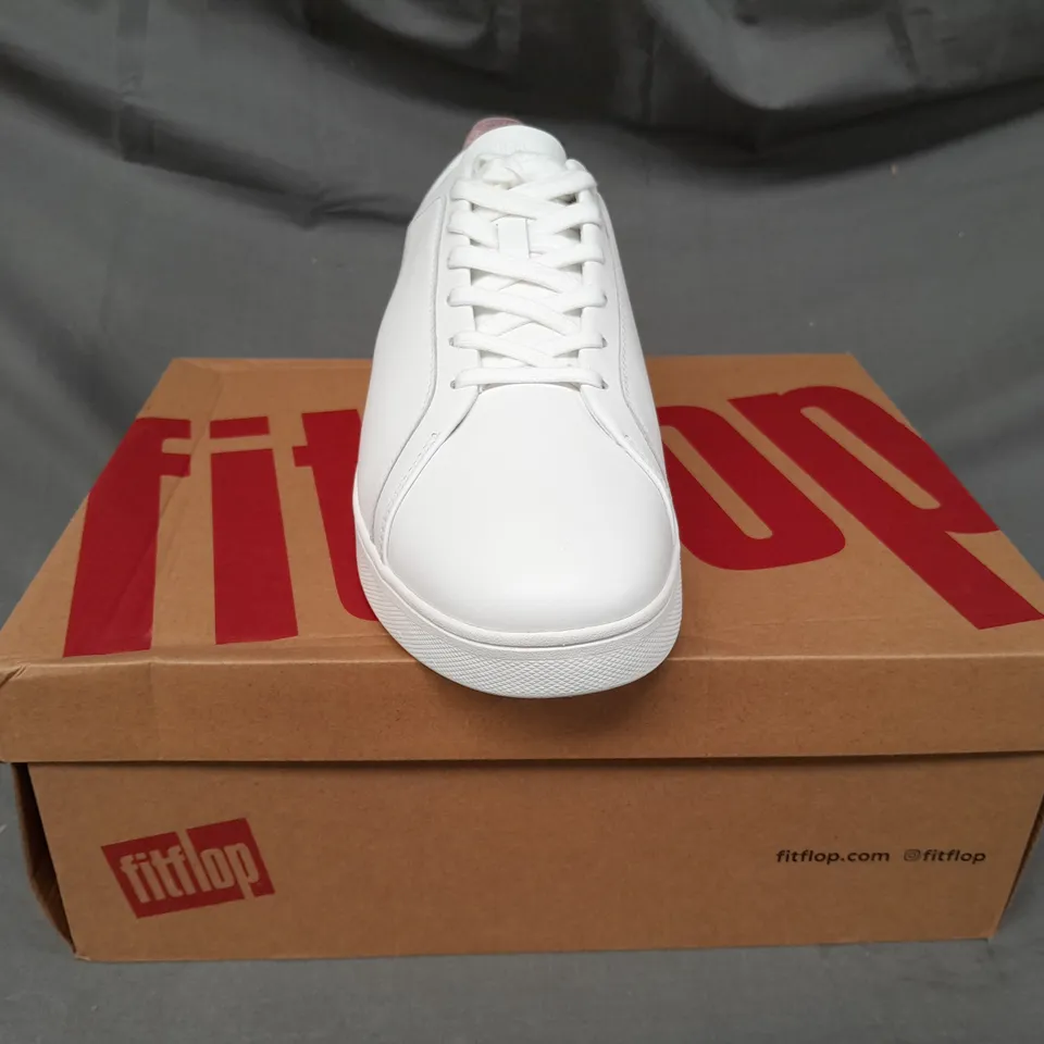 BOXED PAIR OF FITFLOP RALLY CRYSTAL-BACKTAB LEATHER SNEAKERS IN WHITE/BLUSH UK SIZE 9