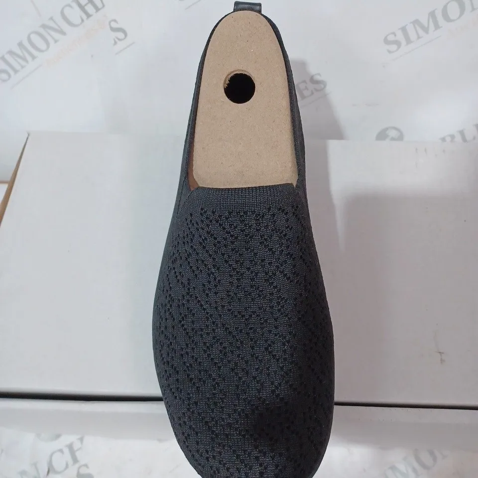 BOXED BLACK SKECHERS SIZE 6