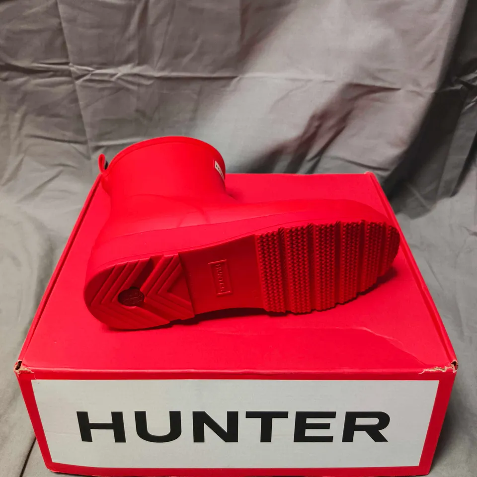 HUNTER PLAY SHORT BOOTS IN RED - 5