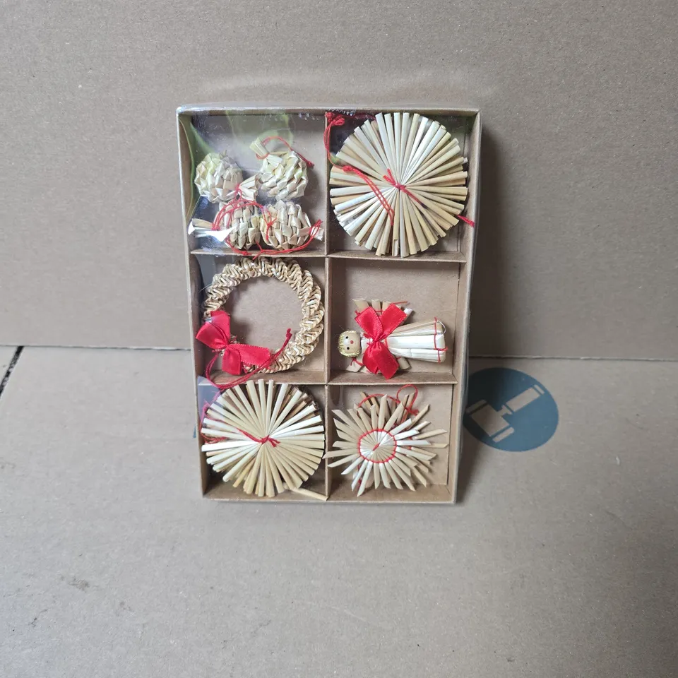 BOX OF APPROXIMATELY 40 X GISELLA GRAHAM SET OF 6 HANDMADE STRAW DECORATIONS
