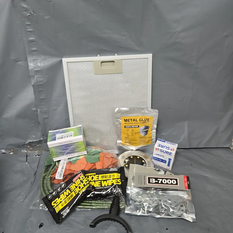 APPROXIMATELY 15 ASSORTED HOUSEHOLD ITEMS TO INCLUDE SHOE SHINE WIPES, SUPER GLUE, SOLAR LIGHT, ETC