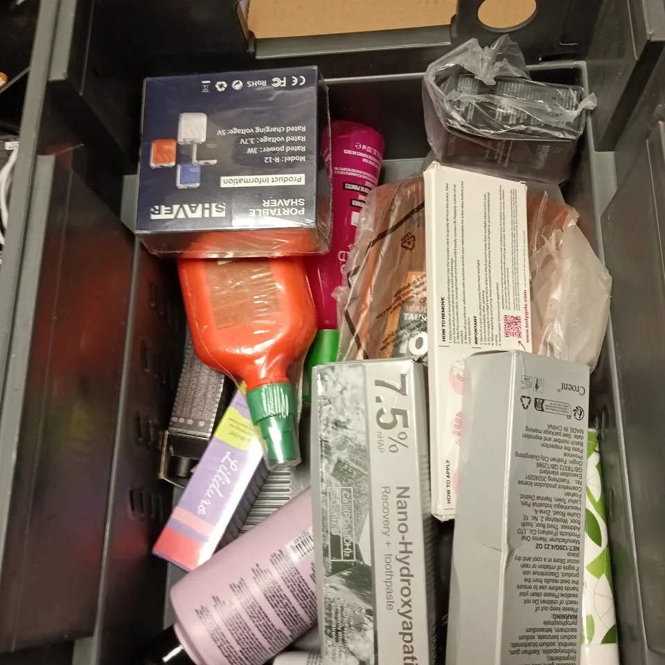 APPROXIMATEY 20 ASSORTED HEALTH AND BEAUTY PRODUCTS TO INCLUDE - JOHNSON'S COTTON BUDS- AVON SENSES BUBBLE BATH AND SUNSET DREAMS EYESHADOW PALETTE