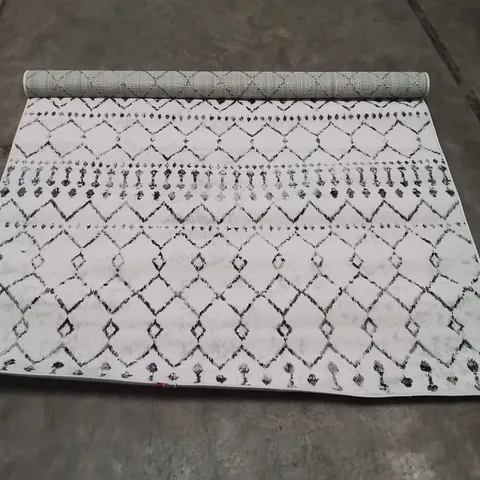 QUALITY DESIGNER AREA RUG - APPROXIMATELY 213X150CM